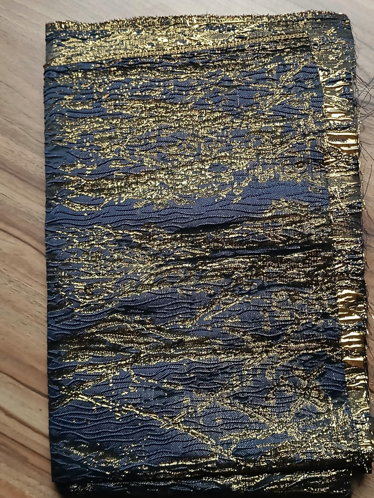 BENECREAT Tissu Jacquard Matelassé Or Bleu 143cm x 1m